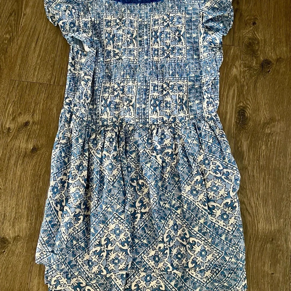 Vineyard Vines Blue Tile Scarf Print Tassel Trim Flutter Sleeve Dress Medium - Picture 5 of 6
